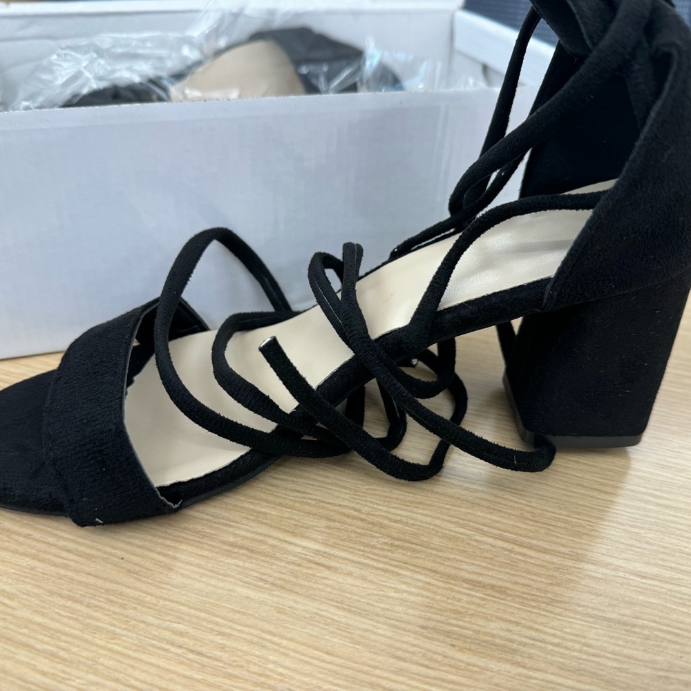 NWT Women’s cross strapped sandals size 8 (38)
